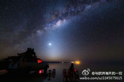 夜晚，“天空之镜”乌尤尼盐沼变成了“星空之镜”