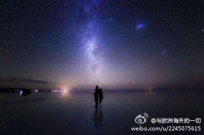 夜晚，“天空之镜”乌尤尼盐沼变成了“星空之镜”