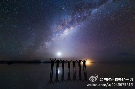 夜晚，“天空之镜”乌尤尼盐沼变成了“星空之镜”