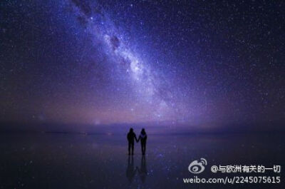 夜晚，“天空之镜”乌尤尼盐沼变成了“星空之镜”