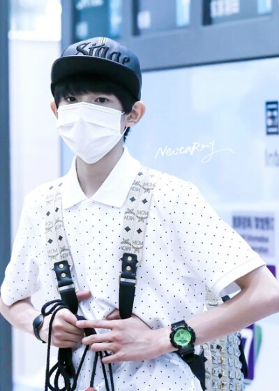 #王源# 140820 香港出发&amp;amp;北京到达 夏天的风正暖暖吹过 @TFBOYS-王源