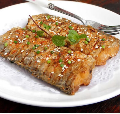 酥皮麻辣帶魚的做法 做 法：煎口 味：麻辣味難 度：初中水平人 數(shù)：1準備時間：數(shù)小時烹飪時間：&amp;lt;10分鐘 酥皮麻辣帶魚的主料：帶魚適量 酥皮麻辣帶魚的輔料：辣椒粉適量、孜然粉適量、花椒粉適量、胡椒粉適量…