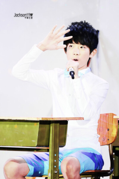 #易烊千玺# 0821央视开学第一课录制无剧透高清1P 前线:@易烊千玺的星星 修图:大谆 【“你醒来时候 问候你好 升起的阳光 哼着歌谣 心情像彩虹 缤纷舞蹈 你我的脸上 写满微笑”】早安 小千玺向你挥挥手