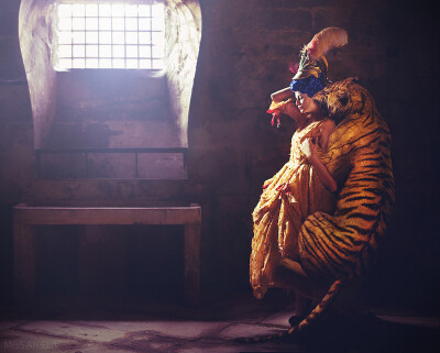 摄影师Natalie Dybisz的作品每一张都美的让人惊叹，它们总是色彩饱满，却不显得花哨。摄影师精心选择的服装道具妆容场景光线，和精湛的后期技术，为我们描绘遗失在中世纪的梦