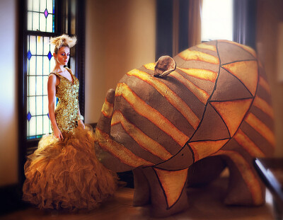 摄影师Natalie Dybisz的作品每一张都美的让人惊叹，它们总是色彩饱满，却不显得花哨。摄影师精心选择的服装道具妆容场景光线，和精湛的后期技术，为我们描绘遗失在中世纪的梦