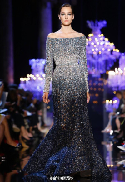 Elie Saab 2014秋冬高级定制系列，本季的高定依旧是以优雅迷人的仙女裙为主，华丽的大裙摆高贵奢华，没有多少意外惊喜，但总能让人感觉出一个字：美。