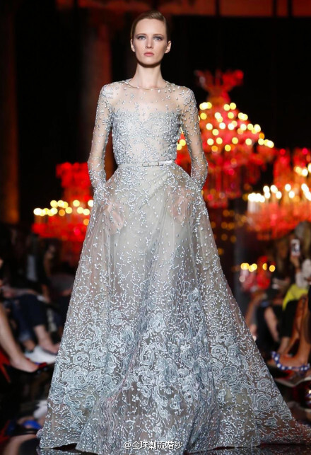 Elie Saab 2014秋冬高级定制系列，本季的高定依旧是以优雅迷人的仙女裙为主，华丽的大裙摆高贵奢华，没有多少意外惊喜，但总能让人感觉出一个字：美。