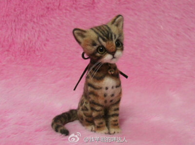  #羊毛毡小萌猫#说小萌猫好像也不大合适，至少有一只超级霸气呀~拖着长长的尾巴像披着华贵的皮草，一副睥睨天下你们都是我的臣民的即视感......作者是Lily，Tokyo, Japan。