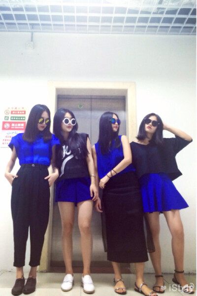  个性强势的电光蓝色因极高饱和度而具有天然的吸睛力，在搭配时为避免太过浮夸高调可以极简款式与低调黑白色加以调和。配合今夏最chic墨镜，短袖+高腰哈伦裤，宽松背心+短裤，背心+铅笔长裙，crop top+伞裙四种欧美…