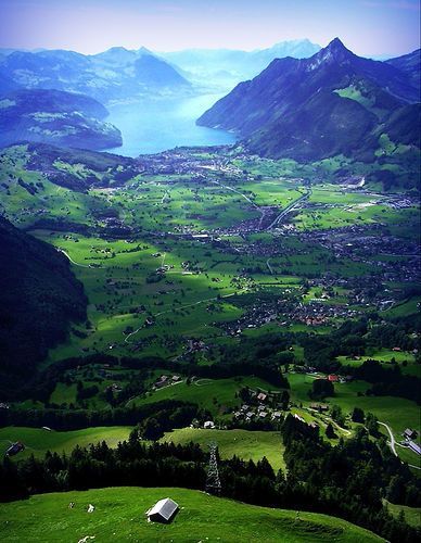 瑞士，童话般的小屋。这里的村落，没有外界的纷争，只有袅袅炊烟的沉静和喜悦……生活就像一个安逸、闲适的童话