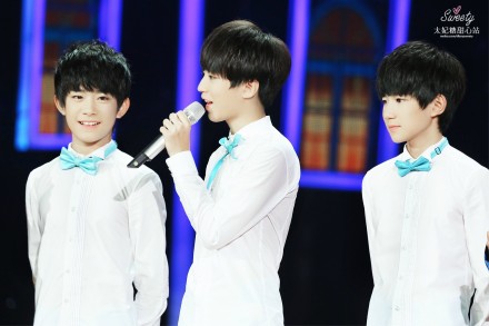 [tfboysweety]#tfboys# 140821开学第一课录制2P&amp;gt;&amp;gt;&amp;gt;http://t.cn/RP14nHJ 拍摄：@易烊千玺的星星 深邃明眸，灿若繁星。年少如花，少年耀金。