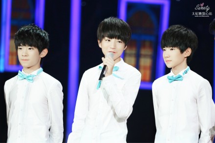 [tfboysweety]#tfboys# 140821开学第一课录制2P&amp;gt;&amp;gt;&amp;gt;http://t.cn/RP14nHJ 拍摄：@易烊千玺的星星 深邃明眸，灿若繁星。年少如花，少年耀金。