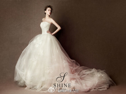 SHINE MODA New Collection婚纱系列，设计简洁的婚纱礼服，具有时尚感和复古感的设计，彰显独特浪漫与优雅。