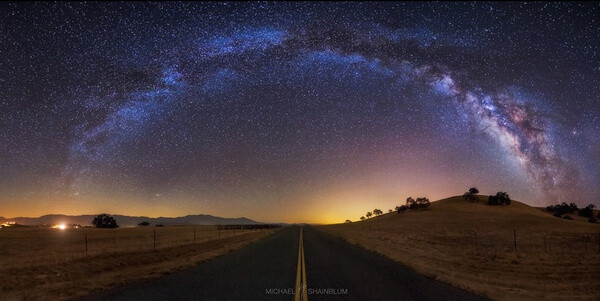 Armour Ranch RD, Santa Ynez, 加州. 摄影者：Michael Shainblum