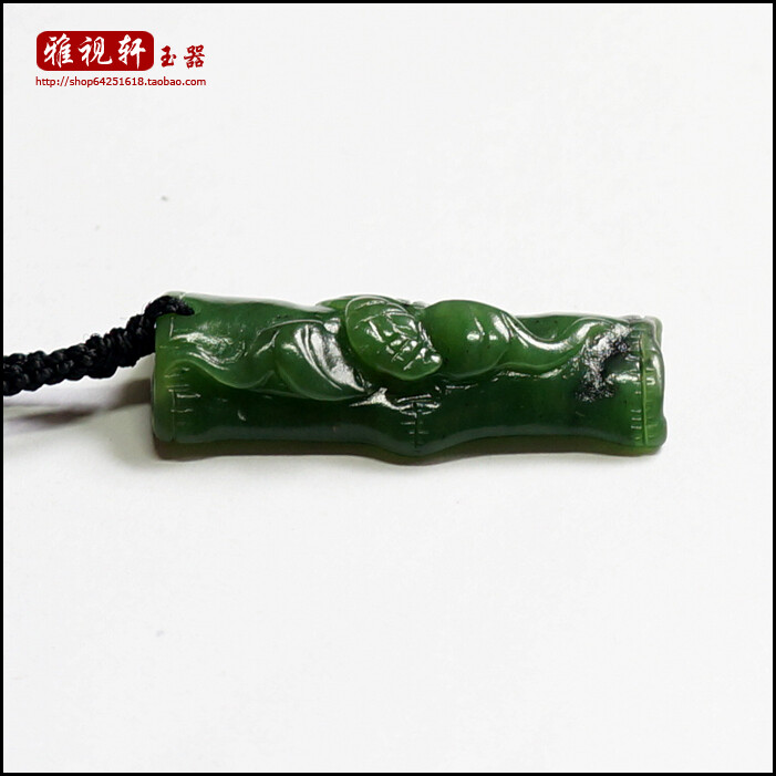 材质：天然新疆和田玉碧玉籽料（非常油润），背面有毛孔 重量：9g 尺寸：3.8cm*1.6cm*0.9cm 雕刻题材：蝙蝠、竹子 寓意：祝福、节节高升