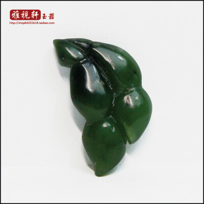 材质：天然新疆和田玉碧玉 重量：7.2g 尺寸：高3.5cm，宽2cm，厚0.8cm 造型：双豌豆荚 寓意：四季平安、豆蔻年华