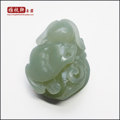 材质：天然和田玉青白玉 重量：24.3g 尺寸：3.9cm*3.2cm*1.8cm 雕刻题材：生肖虎、寿桃 寓意：一生平安、福寿双全