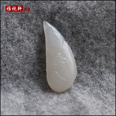 材质：天然老坑青海和田玉，羊脂白玉 重量：4.3g 尺寸：3.6cm*1.6cm*0.6cm 详情：老坑青海料，有水线，玉质洁白、水嫩、晶莹剔透。 题材：鱼、铜钱 寓意：万事如意 财源滚滚