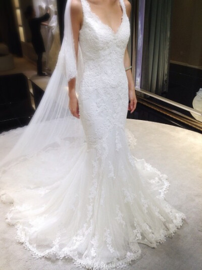 #Pronovias#飘逸轻柔的嫁纱，带着一丝的梦幻，优雅的多层蕾丝衬托浪漫的氛围。#Top Bridal#