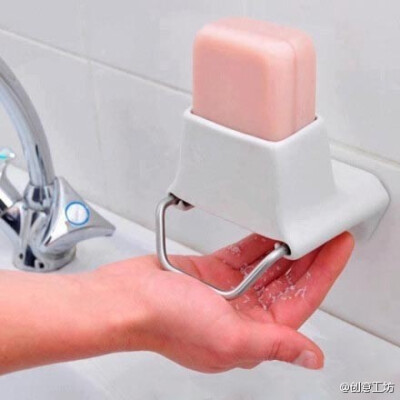 【超环保节省肥皂】Nathalie Stampfli设计的肥皂盒，用手压一下会把肥皂削成小碎片，让使用者拿到够洗一次手的分量，既不会浪费，也不会把肥皂弄湿泡烂，非常适合放在公共空间使用。