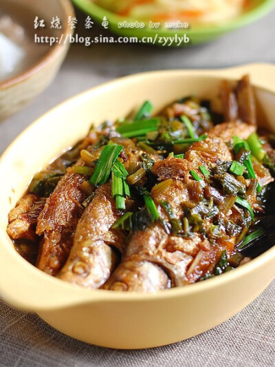 鲜掉眉毛的【雪菜烧餐条鱼】 材料：餐条鱼，腌渍过的雪菜（我们这叫雪里蕻） 1.餐条鱼去内脏，去鳞片后洗净沥干水份 2.雪菜洗净挤干水份，切成小段 3.餐条鱼用厨房纸吸干多余水份，表面轻拍上一层淀粉。（拍了粉就不…