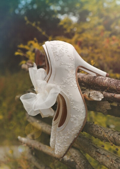 我相信，一双好的婚鞋，可以带着新娘自然穿过繁闹婚礼的每个角落
