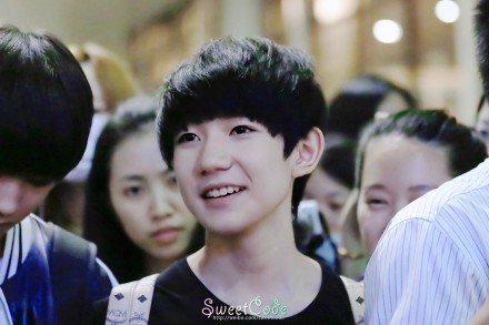 #TFBOYS王源# #王源# 140801 浦东机场首都机场 你就是我的幸运星，一闪一闪亮晶晶，耳边最亲切的话语说给你听~ 【继续求一张826的票=w=/】