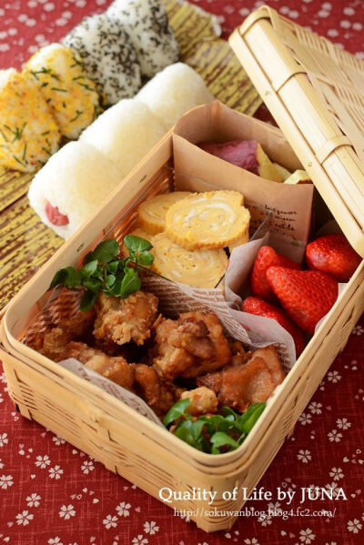 Japanese Picnic Bento Lunchbox (Onigiri Rice Balls, Karaage Fried Chicken, Tamagoyaki Egg Roll, Fruits)｜行楽弁当