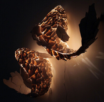Frank Gehry, an Canadian -American based artist/architect is a man of many talents has used to express his creative mind in many ways. Few days back he present his ideas for these fish lamps which cam…