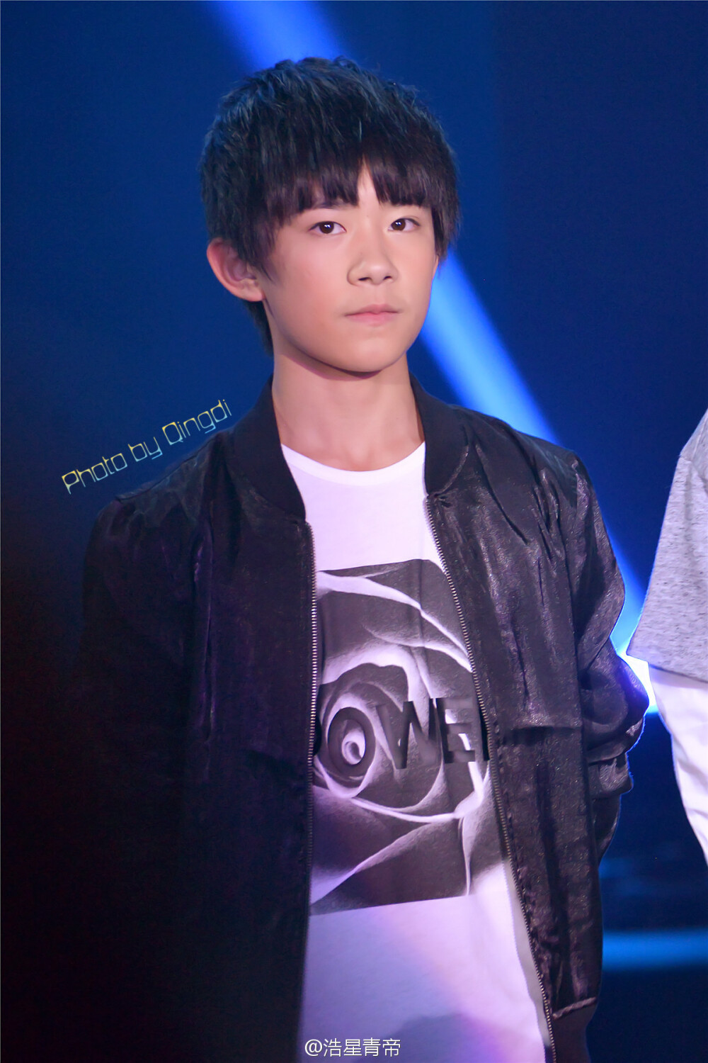 【8栎27灏 星影联盟发布会】#TFBOYS##TFBOYS王俊凯##TFBOYS王源##TFBOYS易烊千玺# 可算把标签打齐了~看到有好多评论说什么长大了长大了，居然也多少有些感触……去翻了翻四月拍的图，不由感慨孩子就是一眨眼就会长大好多的奇妙存在……不知下次有缘再见是何时了，倒着实是有些期待呢