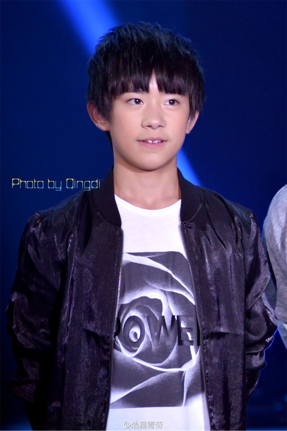 【8栎27灏 星影联盟发布会】#TFBOYS##TFBOYS王俊凯##TFBOYS王源##TFBOYS易烊千玺# 可算把标签打齐了~看到有好多评论说什么长大了长大了，居然也多少有些感触……去翻了翻四月拍的图，不由感慨孩子就是一眨眼就会长大好多的奇妙存在……不知下次有缘再见是何时了，倒着实是有些期待呢