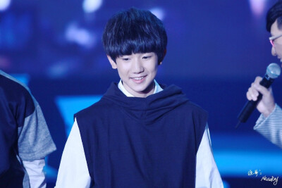 140827 星影联盟 @TFBOYS-王源 这个男孩子笑起来的时候，我真想把全世界都给他。