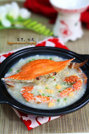 母梭子蟹  1只 海蛎干  3颗 姜丝   黄酒   虾皮   葱   盐   作法 1.砂锅中放入白米，加入水，开中火慢慢煮开。接着放入姜丝; 2.将切碎的小虾皮，海蛎干碎放入粥中; 3.梭子蟹周身用刷子刷干净，用刀将蟹壳用力顶开; 4.去掉蟹尾，蟹鳃部分，里面用水冲洗干净; 5.将处理好的蟹放入煮开的粥中，加入少许的黄酒，关小火慢慢煲至捞起无米粒，蟹熟，粥绵密，加入盐调味，洒上葱花即可。