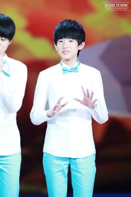 #王源# #TFBOYS王源# 140821 开学第一课录制 9P