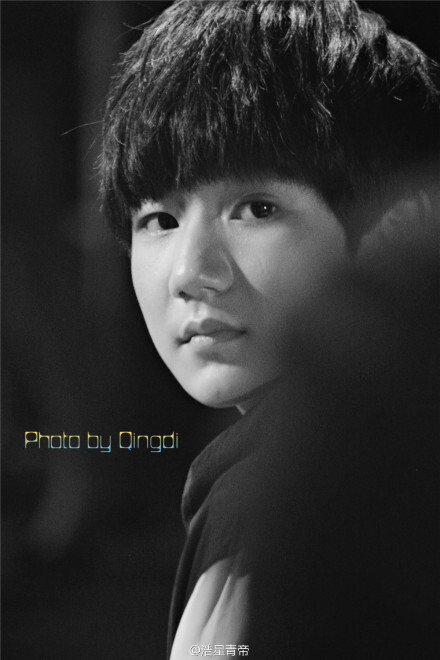 【8栎27灏 星影联盟发布会】#TFBOYS# #TFBOYS王俊凯# #TFBOYS王源# #TFBOYS易烊千玺# 可算把标签打齐了~看到有好多评论说什么长大了长大了，居然也多少有些感触……去翻了翻四月拍的图，不由感慨孩子就是一眨眼就会长大好多的奇妙存在……不知下次有缘再见是何时了，倒着实是有些期待呢