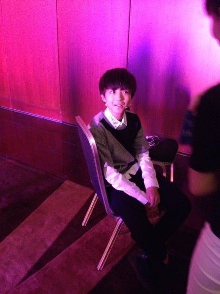 #TFBOYS王俊凯# 140827，宝宝你的表情怎么能那么丰富，简直要萌哭我了，感谢给我图的哥哥，爱你么么哒〜〜