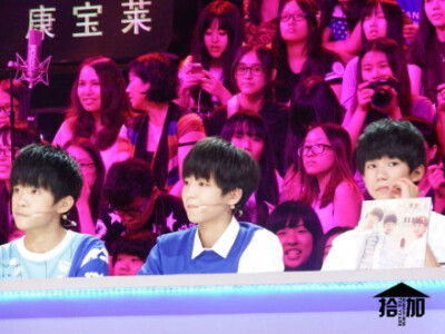 #TFBOYS# #王俊凯# #王源# #易烊千玺# 0828深圳#年代秀# 录制6P【刚刚很抱歉由于加logo的原因，图片像素有一些问题，所以很糊，现在重新po一下6张图，未修，高清