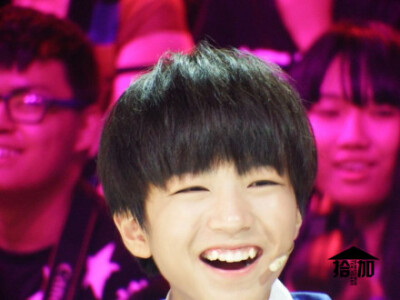 #TFBOYS# #王俊凯# #王源# #易烊千玺# 0828深圳#年代秀# 录制6P【刚刚很抱歉由于加logo的原因，图片像素有一些问题，所以很糊，现在重新po一下6张图，未修，高清