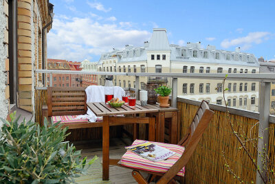 105平北欧风格三居家居阳台休闲椅茶几植物装修效果图
