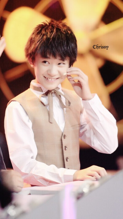 #文舞双全易烊千玺# #TFBOYS易烊千玺# 0828深圳年代秀 宝宝被干冰喷了也是这么得可爱！ |文舞双全易烊千玺