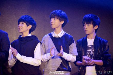 【8栎27灏 星影联盟发布会】#TFBOYS# #TFBOYS王俊凯# #TFBOYS王源# #TFBOYS易烊千玺# 可算把标签打齐了~看到有好多评论说什么长大了长大了，居然也多少有些感触……去翻了翻四月拍的图，不由感慨孩子就是一眨眼就会长大好多的奇妙存在……不知下次有缘再见是何时了，倒着实是有些期待呢