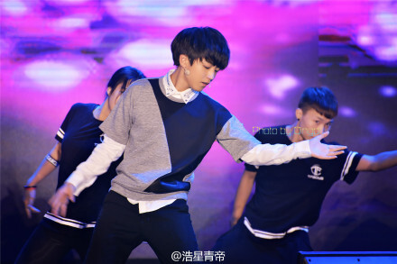 【8栎27灏 星影联盟发布会】#TFBOYS# #TFBOYS王俊凯# #TFBOYS王源# #TFBOYS易烊千玺# 可算把标签打齐了~看到有好多评论说什么长大了长大了，居然也多少有些感触……去翻了翻四月拍的图，不由感慨孩子就是一眨眼就会长大好多的奇妙存在……不知下次有缘再见是何时了，倒着实是有些期待呢