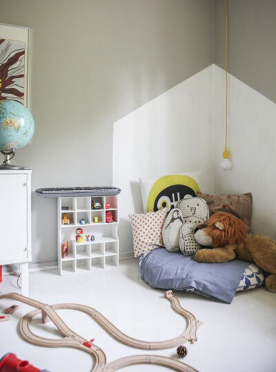 Huis in de hoek geschilderd | corner house love this idea johannalevomaki