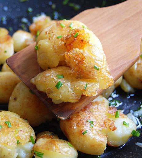 【葱香煎土豆 】土豆洗净，不需要去皮，葱白、葱绿分开切小段； 装到盘子里，撒少许盐，上锅蒸熟； 取出，用刀轻轻的压一下，压扁； 锅子加少许油，将土豆放入煎； 用筷子翻面，煎至两面有点微微的焦； 锅中再加入少许油； 放入葱白爆香，大火，晃几下锅子即可； 再加少许盐，放葱花，继续晃几下锅子，即可