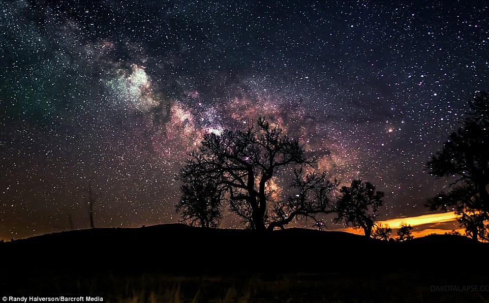 银河系和北极光照亮了整个夜空，这些令人惊叹的照片都是南达科塔州的著名摄影师Randy Halverson在美国中西部地区拍摄到的间隔摄影作品。持续变换的云层和星座为寻常的农场与宁静的湖泊提供一个飘渺的背景。摄影师Randy，47岁，来自南达科塔州，肯纳贝克。如下这些照片是其于2013年的春季和秋季在包括南达科塔州、怀俄明州和犹他州在内的国家最偏远地区，蹲守了八个月，花了40个夜晚，用广角镜头和长曝光等技术拍摄到的。（编译：DODO）