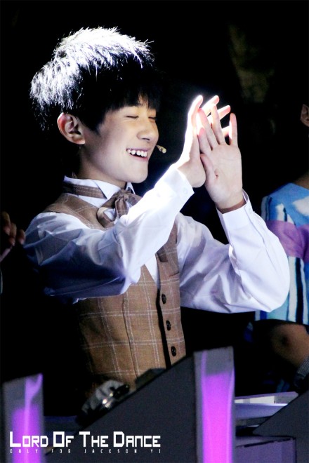 #Lord Of The Dance##tfboys易烊千玺# 睡前就甜一下吧。 20140828 深圳卫视年代秀 2P （拍摄：绝世高手易米八；修图：百里）