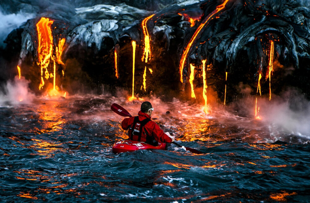 夏威夷大岛的基拉韦厄火山，由摄影师亚历山大-索奇拍摄。索奇说：“对于皮划艇爱好者来说，在这样的极端之地冒险非常具有挑战性。”