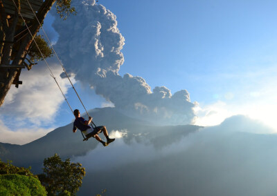 厄瓜多尔的巴诺斯，一名荡秋千的男子注视着正在喷发的通古拉瓦火山。通古拉瓦火山于2月1日拍摄。摄影师肖恩-哈克-特珀尔表示：“照片拍摄后几分钟，我们离开这一地区，躲避火山灰云。”