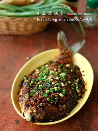 菌菇和鱼的绝妙搭配【香菇烧鳊鱼】 材料：鳊鱼，鲜香菇，姜和青蒜 调料：料酒，生抽，老抽，一点点醋 1.鳊鱼充分洗干净，用厨房纸擦干，鱼身划上花刀。 2.香菇去老根，洗净沥干后切成碎丁。 3.姜切片，蒜切末。油锅…