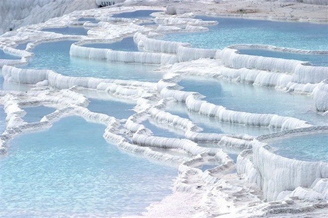  棉花堡（Pamukkale，音“帕慕卡雷”）位于土耳其西南代尼兹利省境内，因该地象一座雪白的城堡而得名。棉花堡高160米，长2700米。城市富有温泉以及石灰岩溶洞，泉水在富有碳酸盐矿物的梯田流动。棉花堡的山顶坐落着著名的希拉波利斯（Hierapolis）古城，古城内可以看见古罗马时期的神庙和浴场。该地在一年大部分时间内气候温和。 棉花堡是土耳其的著名旅游景点。世界上只有少数几个地方有相似的景观，其中包括美国黄石国家公园的Mammoth温泉，中国四川黄龙。棉花堡和其顶上的希拉波利斯古城于1988年共同被列为世界遗产。